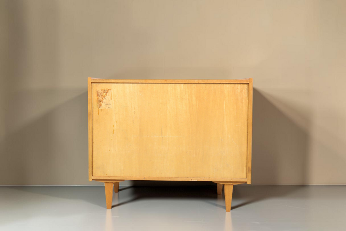 Rückseite der Vintage Space Mid Century Vitrine aus Eichenholz mit originalem Herstelleretikett und konischen Füßen