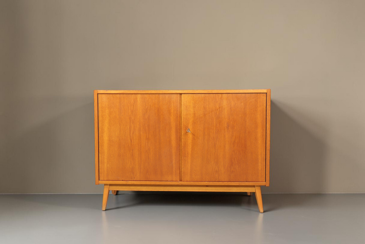 Vintage Space DDR Kommode aus Afromosia Holz im Mid Century Design mit ausgestellten Füßen und Schlüssel