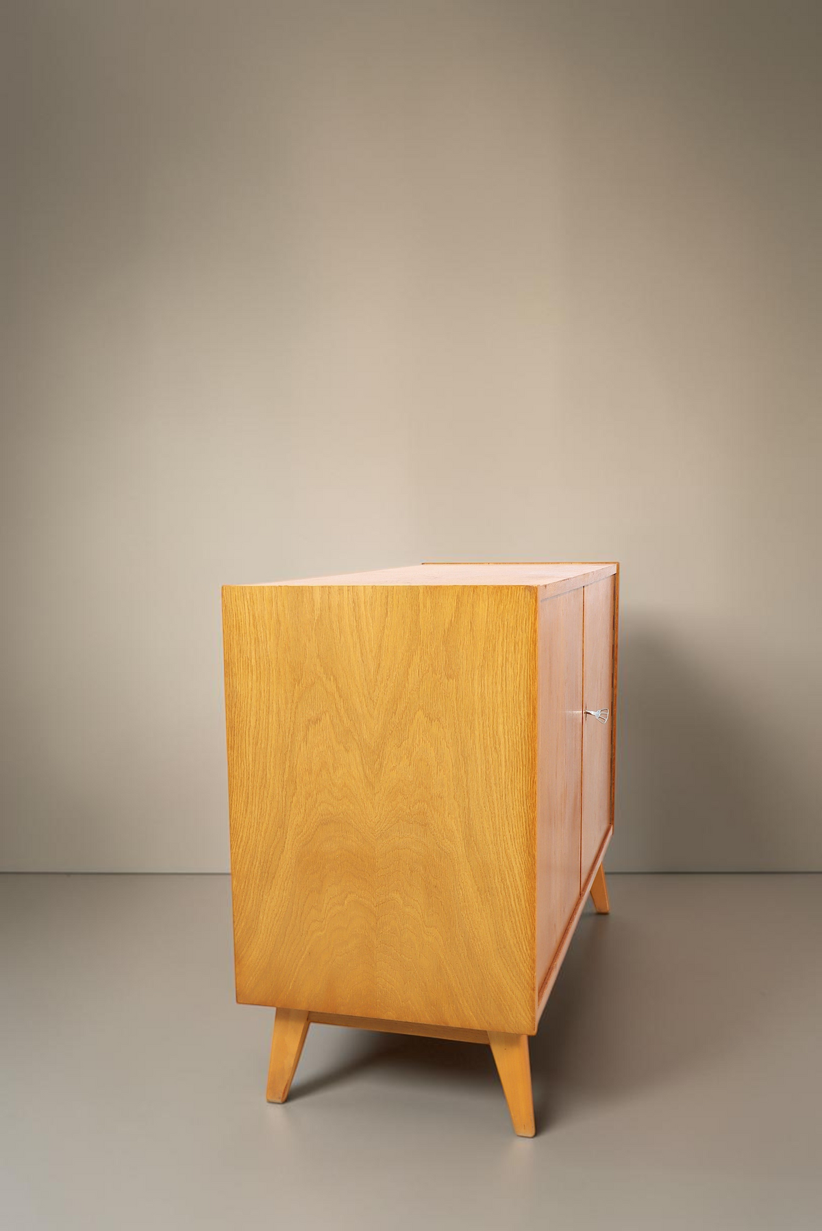 Vintage Space DDR Kommode aus Afromosia Holz im Mid Century Design mit ausgestellten Füßen und seitlicher Ansicht