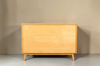 Vintage Space DDR Kommode aus Afromosia Holz mit Herstelleretikett und filigranen Holzfüßen in Mid-Century Optik