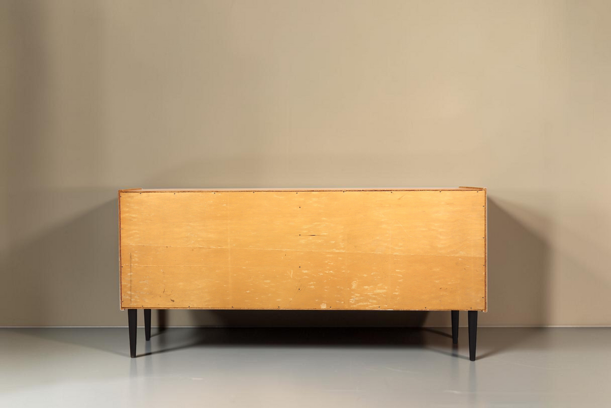 Vintage Space Mid Century Lowboard Rückansicht mit hellbrauner Holzoberfläche und schwarzen konischen Füßen