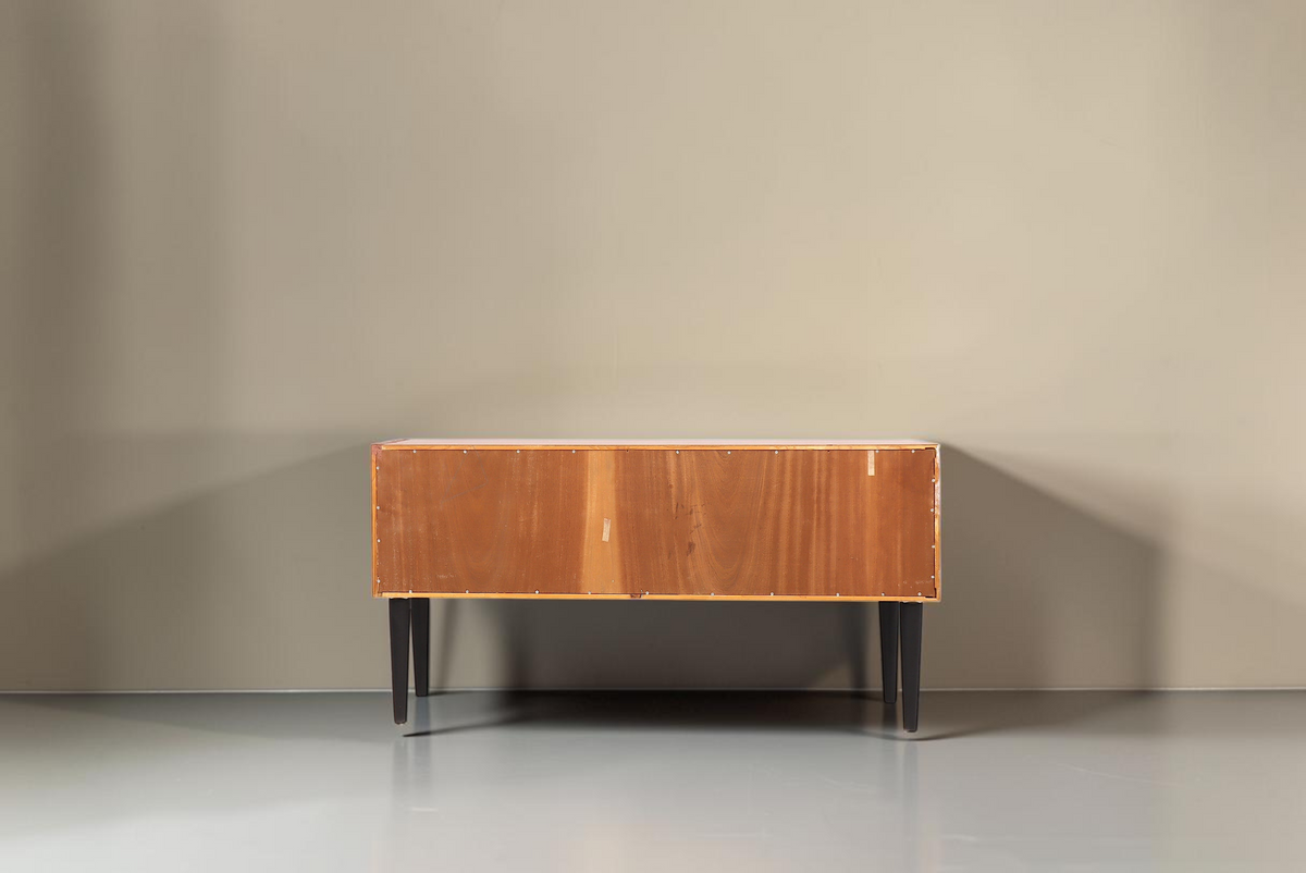 Vintage Space Mid Century Lowboard Rückansicht mit warmem Holzton und schwarzen konischen Beinen