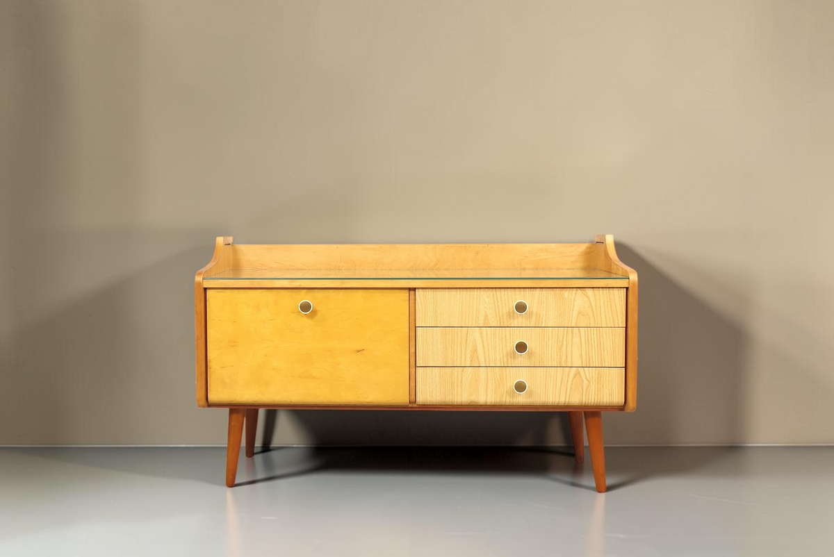 Vintage Space DDR Kommode Modell Rita aus Holz mit drei Schubladen, Schrankfach und schützender Glasplatte