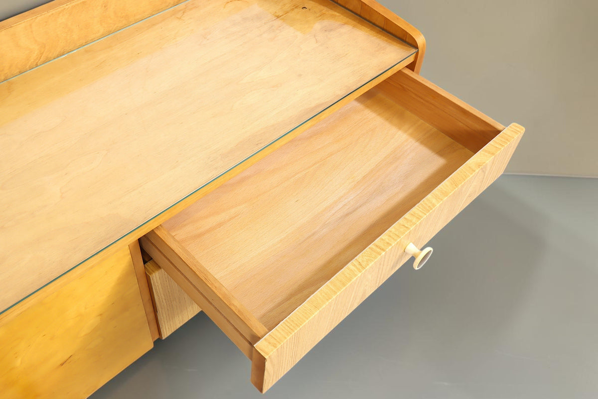 Vintage Space DDR Kommode Modell Rita mit offener Schublade, heller Holzmaserung und schützender Glasplatte oben