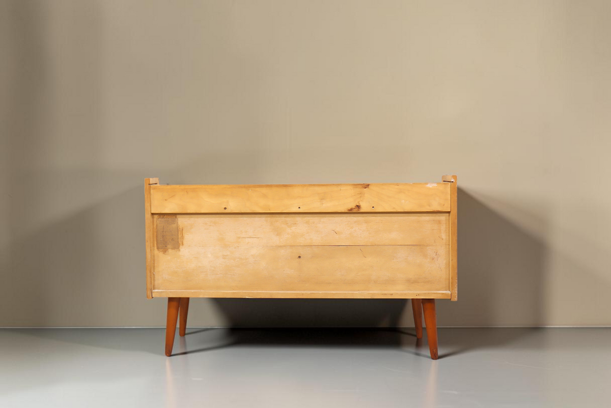 Vintage Space DDR Kommode Modell Rita aus hellem Holz mit konischen Beinen, Rückansicht