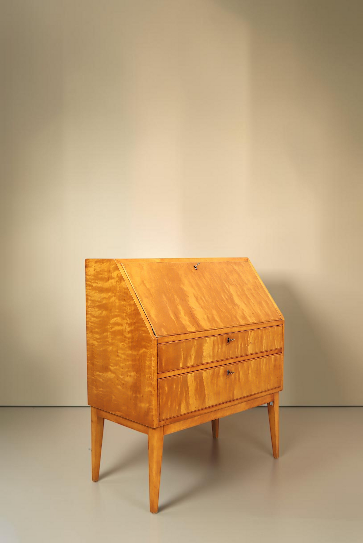 Vintage Space Mid Century Sekretär aus hellem Birkenholz mit konischen Beinen und abschließbarer Schreibklappe