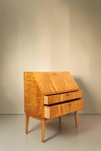 Vintage Space Mid Century Sekretär aus hellem Birkenholz mit konischen Beinen und zwei großen Schubladen