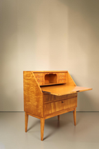 Vintage Space Mid Century Sekretär aus hellem Birkenholz mit Schreibklappe, Innenschubladen und konischen Beinen