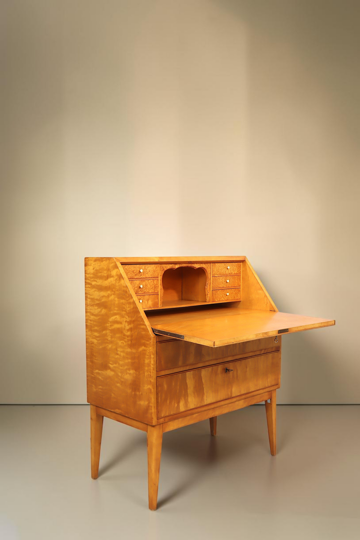 Vintage Space Mid Century Sekretär aus hellem Birkenholz mit Schreibklappe, Innenschubladen und konischen Beinen