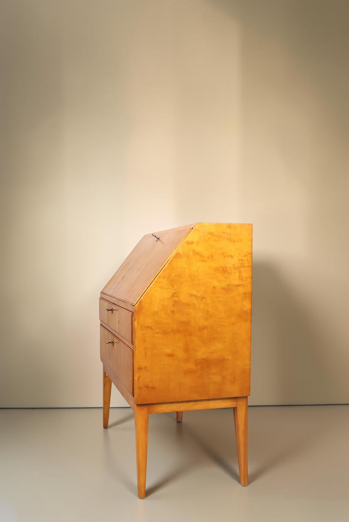 Vintage Space Mid Century Sekretär aus hellem Birkenholz mit konischen Beinen und abschließbarer Schreibklappe