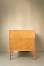 Rückansicht des Vintage Space Mid Century Sekretärs aus hellem Birkenholz mit konischen Beinen