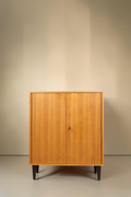 Vintage Space Mid Century Kommode aus Holz mit zwei Türen und schwarzen Beinen im 60er Jahre Retro Design