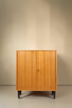 Vintage Space Mid Century Kommode aus Holz mit zwei Türen und schwarzen Beinen im 60er Jahre Retro Design
