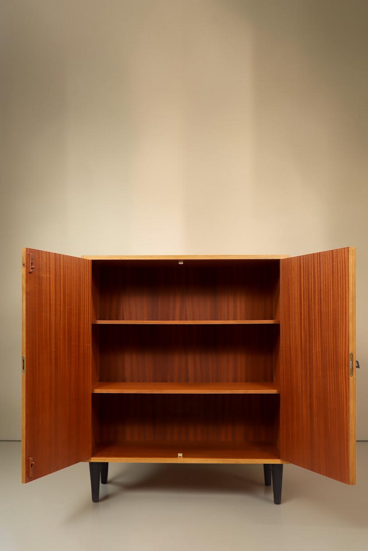 Vintage Space Mid Century Kommode aus Holz mit zwei Türen, verstellbaren Einlegeböden und schwarzen Beinen