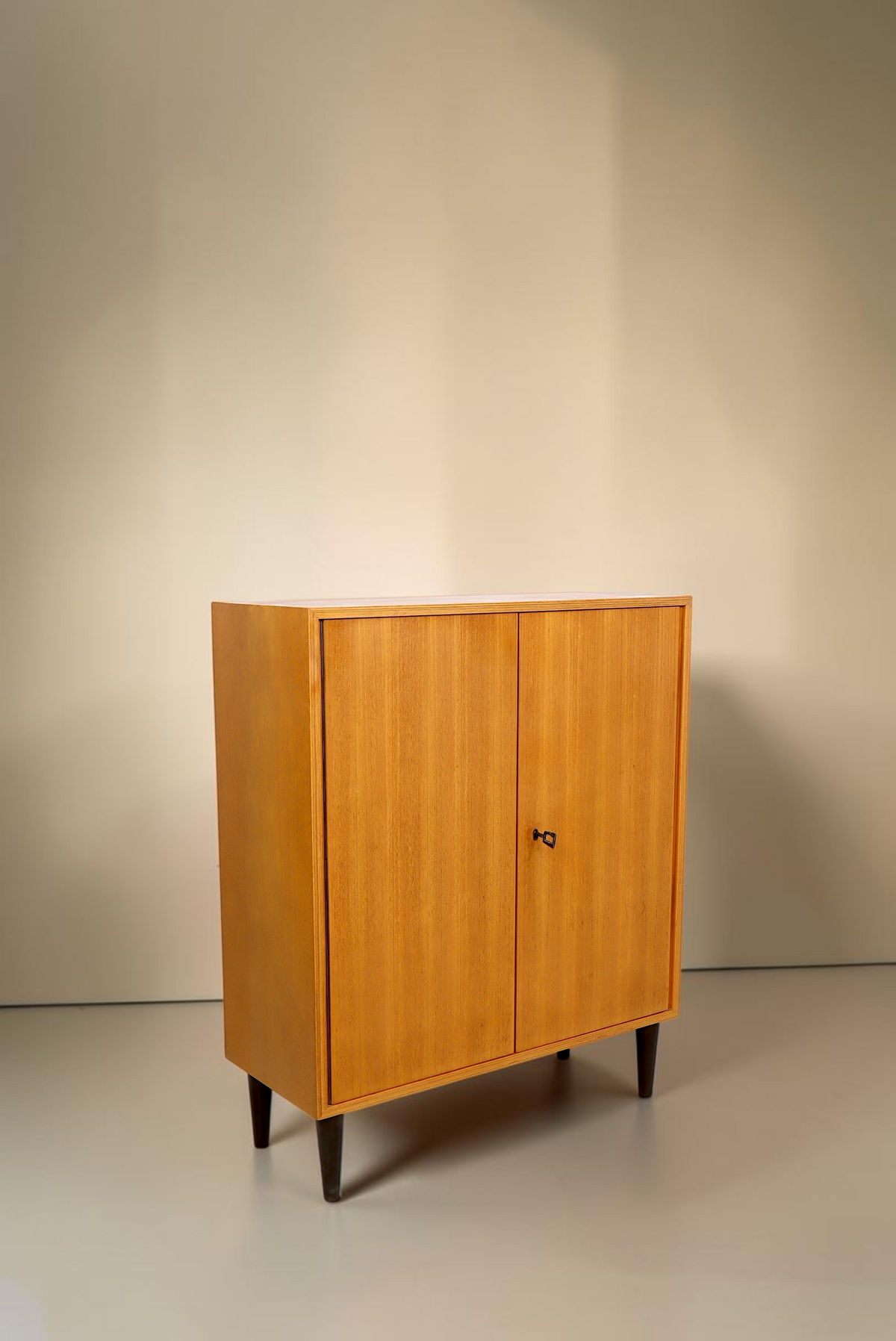 Vintage Space Mid Century Kommode aus Holz mit zwei Türen und dunklen Beinen im 60er Jahre Retro Design