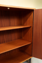 Vintage Space Mid Century Kommode aus Holz mit zwei verstellbaren Einlegeböden und offener Tür