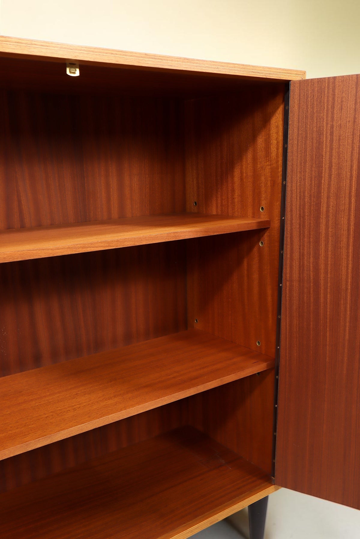 Vintage Space Mid Century Kommode aus Holz mit zwei verstellbaren Einlegeböden und offener Tür