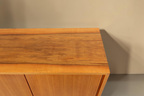 Vintage Space Mid Century Kommode aus Holz mit sichtbarer Maserung und glatter Oberfläche im 60er Jahre Design