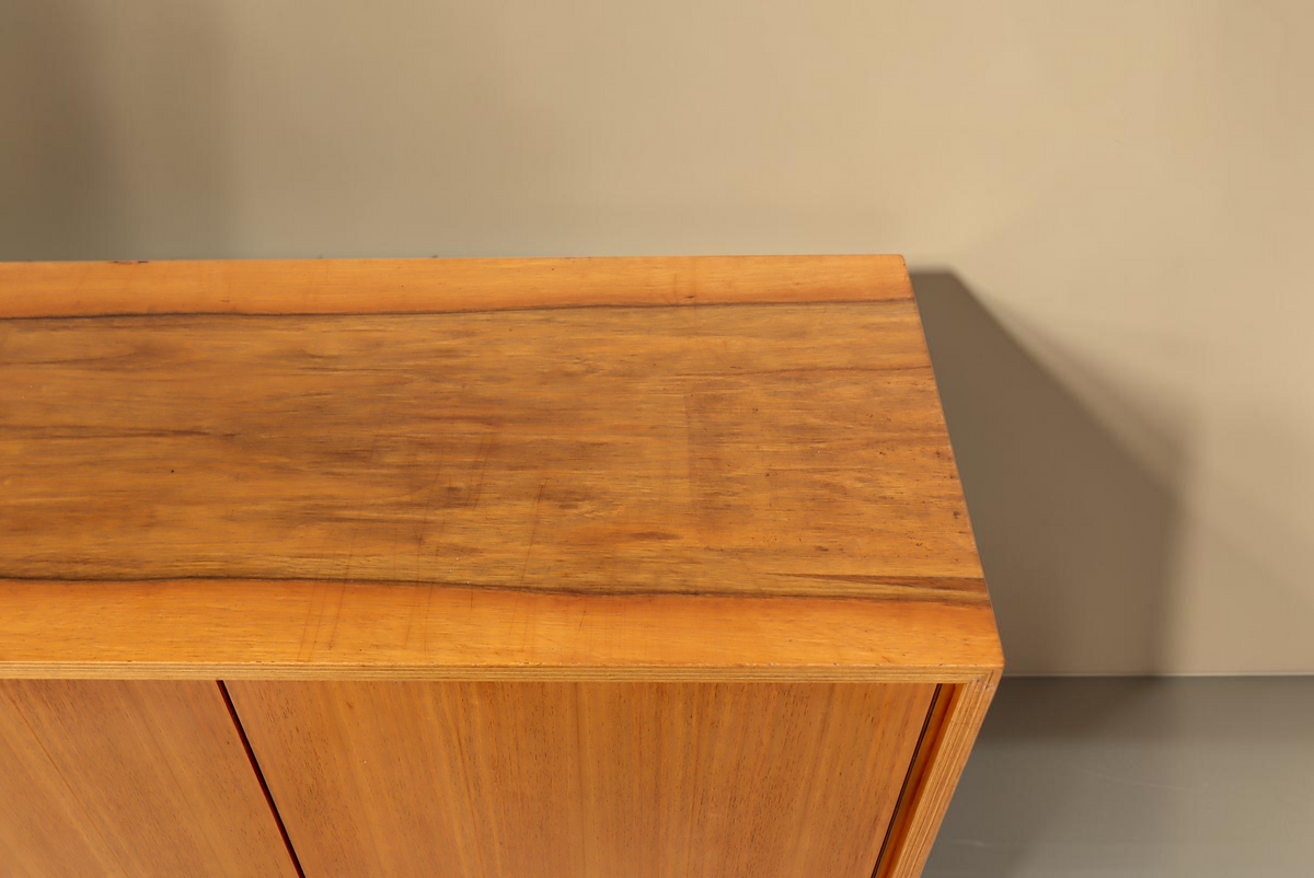 Vintage Space Mid Century Kommode aus Holz mit sichtbarer Maserung und glatter Oberfläche im 60er Jahre Design