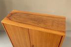Vintage Space Mid Century Kommode aus Holz mit markanter Maserung auf der Oberseite und zwei Türen im 60er Jahre Stil