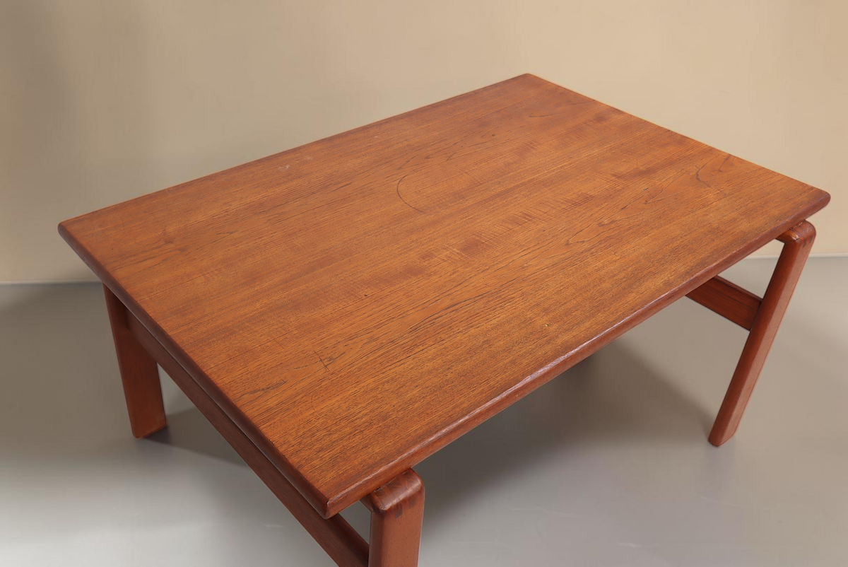 Vintage Space Couchtisch aus massivem Teakholz im skandinavischen Mid-Century Design der 60er Jahre
