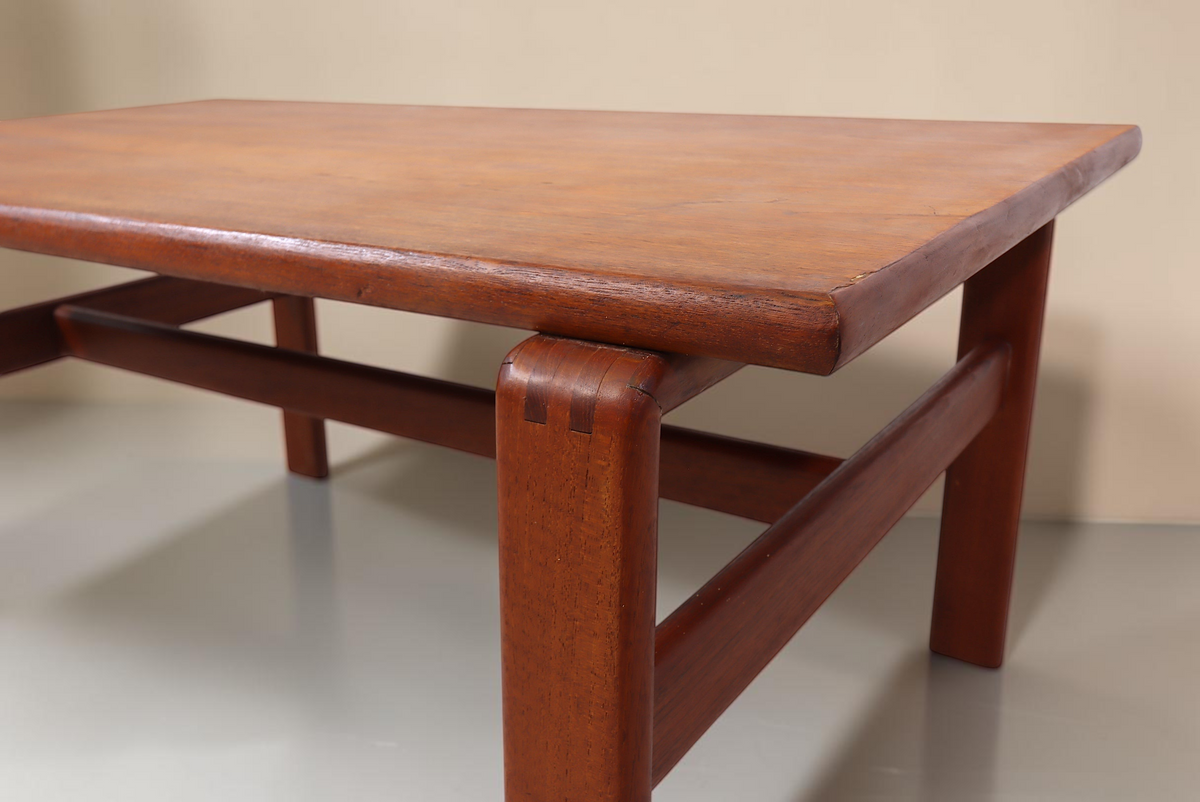Vintage Space Couchtisch aus Teakholz im skandinavischen Design der 60er Jahre mit markanter Holzmaserung