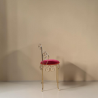Vintage Space Schminkstuhl mit rotem Samtpolster und geschwungenem Metallgestell in Messing-Optik