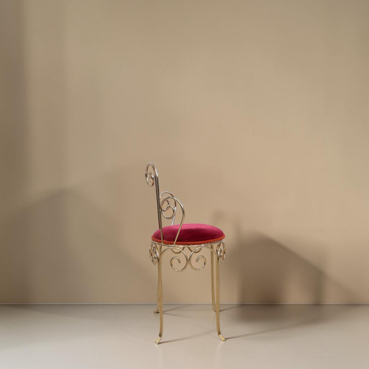 Vintage Space Schminkstuhl mit rotem Samtpolster und geschwungenem Metallgestell in Messing-Optik