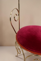 Vintage Space Schminkstuhl mit rotem Samtpolster und geschwungenem Messing-Metallgestell im Glamour-Stil