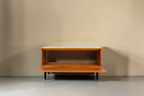 Vintage Space Hellerau Kommode aus Ozean Nussbaum mit Klappe im Mid-Century Design vor weißem Hintergrund