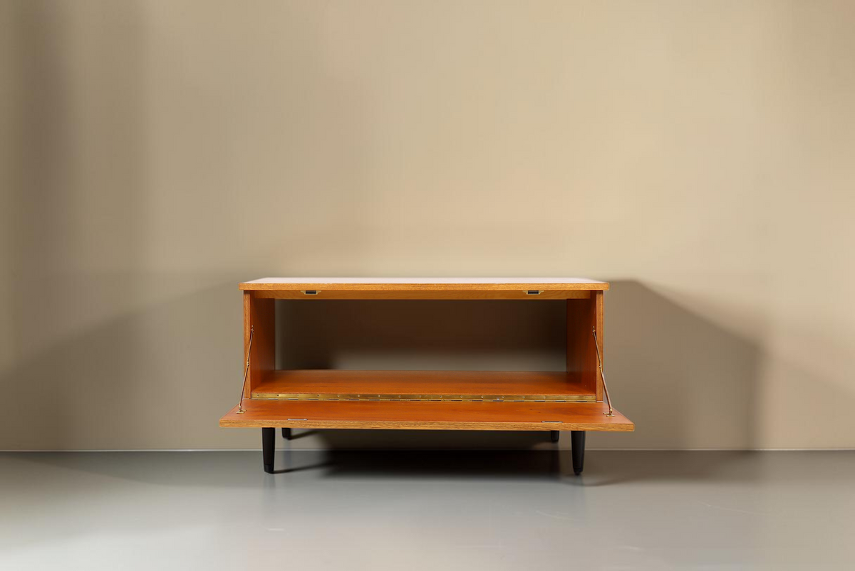 Vintage Space Hellerau Kommode aus Ozean Nussbaum mit Klappe im Mid-Century Design vor weißem Hintergrund
