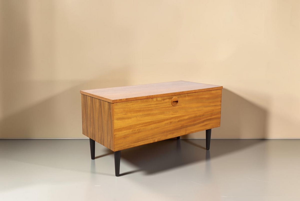 Vintage Space Hellerau Kommode aus Ozean Nussbaum mit Klappe und schwarzen Beinen im Mid-Century Design