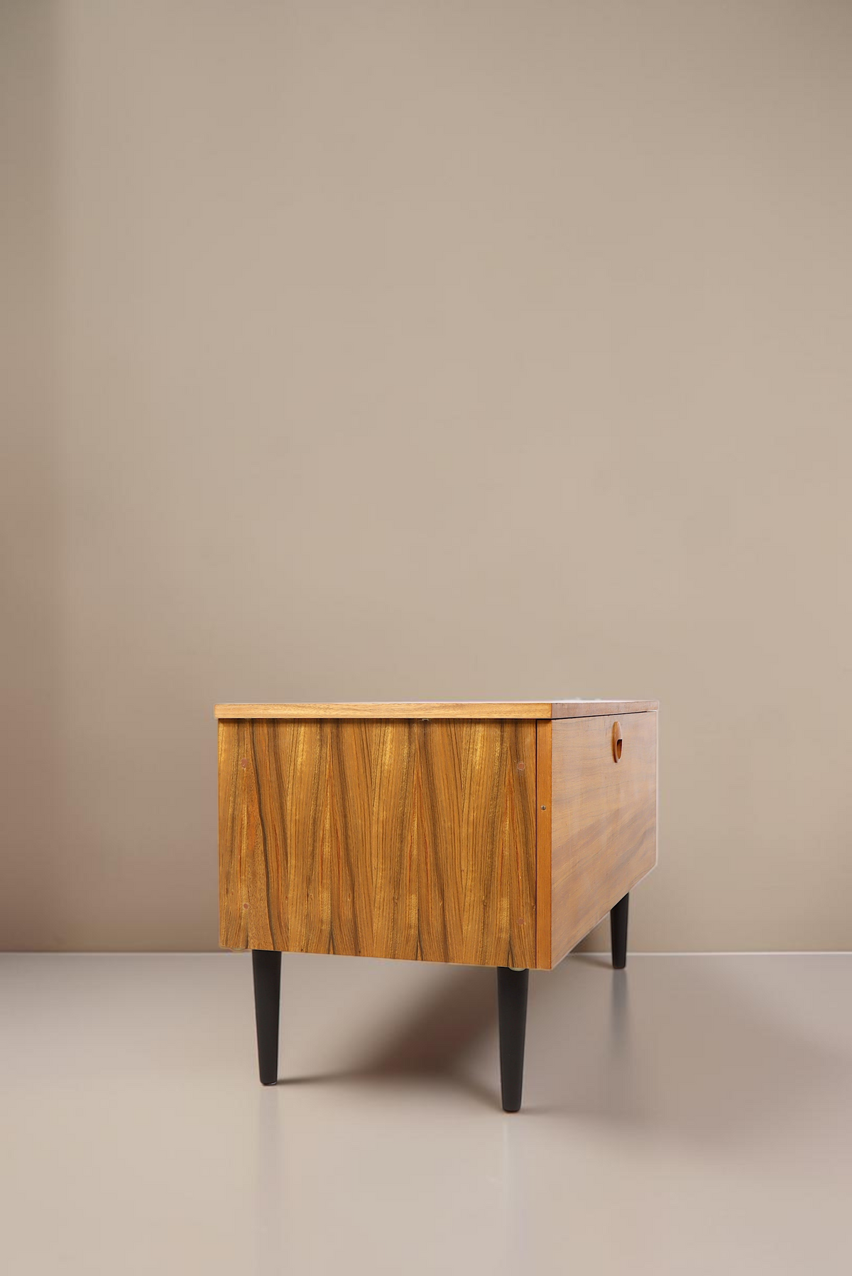 Vintage Space Hellerau 430 Kommode aus Ozean Nussbaum Holz mit Klappe und schwarzen Beinen im Mid-Century Design