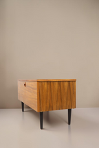 Vintage Space Hellerau Kommode aus Ozean Nussbaum Holz mit Klappe und schwarzen Beinen im Mid-Century Design