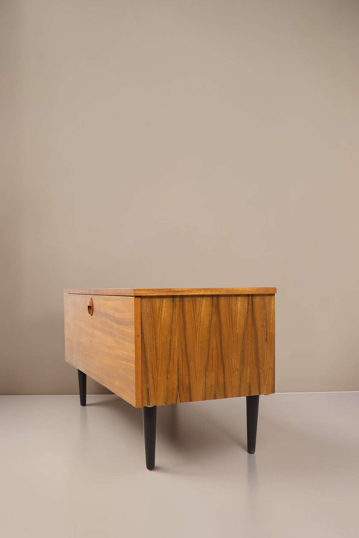 Vintage Space Hellerau Kommode aus Ozean Nussbaum Holz mit Klappe und schwarzen Beinen im Mid-Century Design