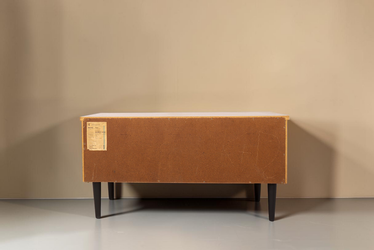 Vintage Space Hellerau Kommode aus Ozean Nussbaum mit schwarzem Gestell, Rückansicht mit Original-Etikett