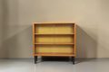 Vintage Space Hellerau Mid Century Vitrine mit Glasschiebetüren, Holzfurnier und schwarzen konischen Beinen
