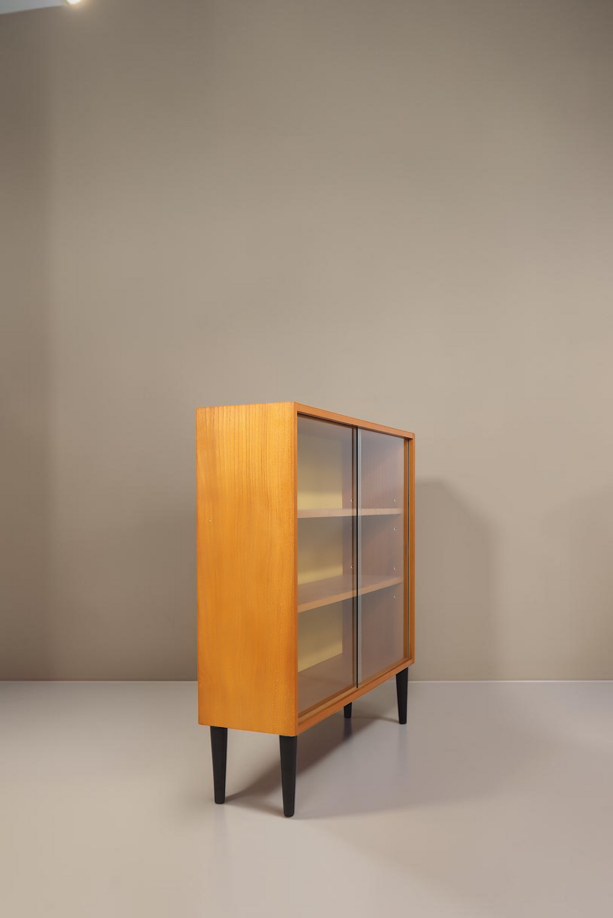 Vintage Space Hellerau Vitrine aus Holz mit Glasschiebetüren und schwarzen konischen Beinen im Mid-Century-Stil