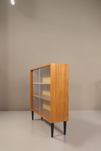Vintage Space Hellerau Vitrine aus Holz mit Glasschiebetüren und schwarzen konischen Beinen im Mid-Century-Stil