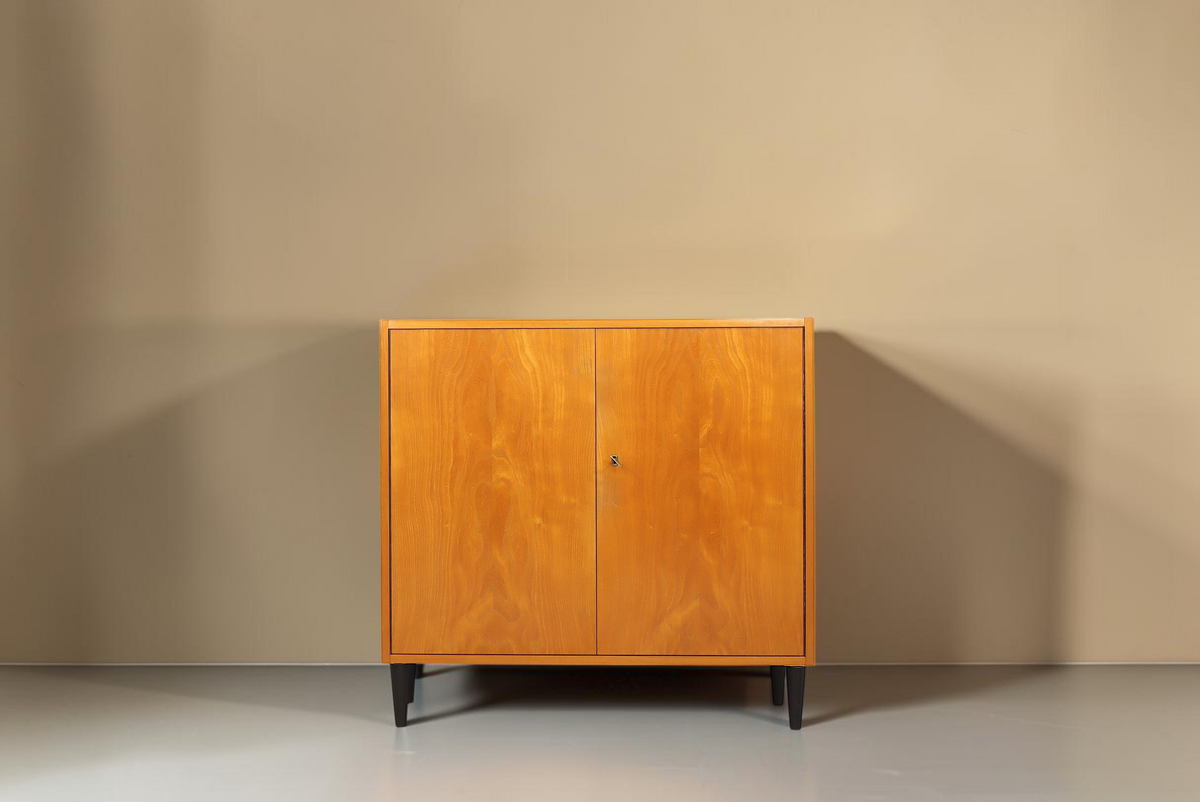 Vintage Space Hellerau Mid-Century Schrank aus Holz mit symmetrischer Maserung und schwarzen konischen Füßen