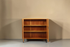 Vintage Space Hellerau Mid-Century Schrank aus Holz mit offener Front, Einlegeböden und schwarzen konischen Füßen