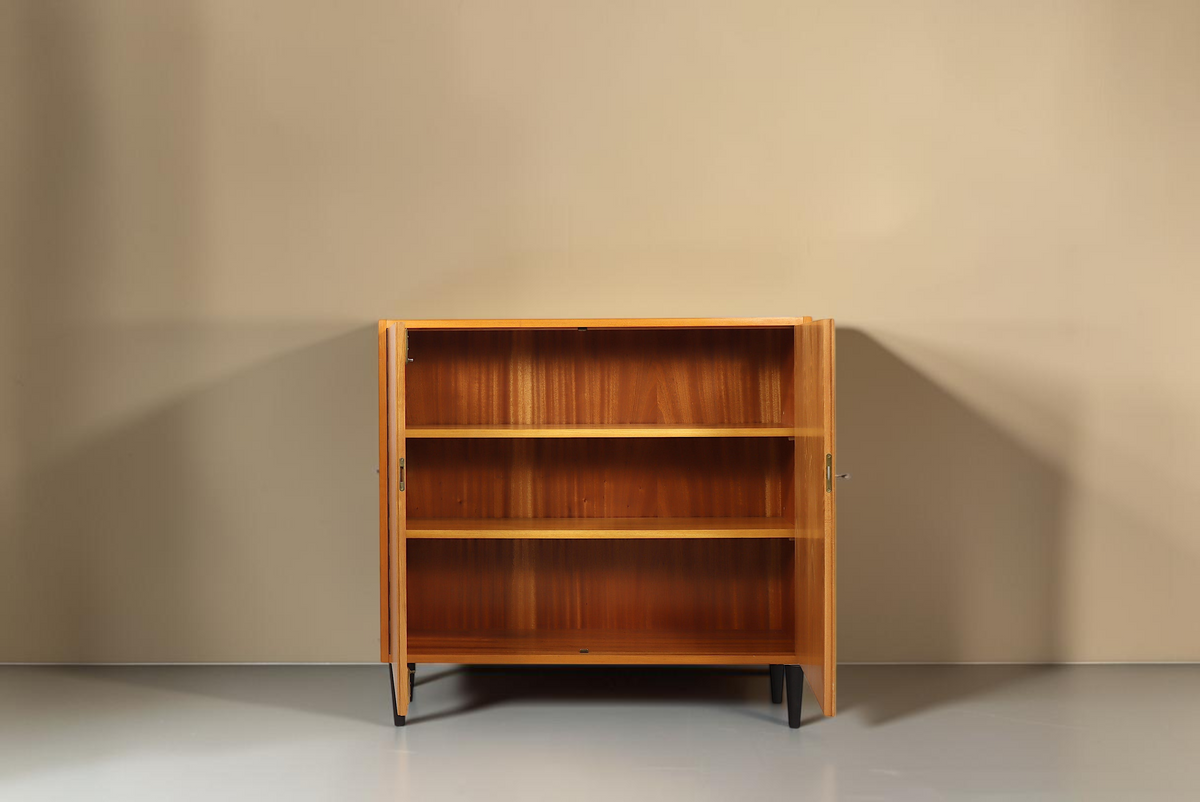 Vintage Space Hellerau Mid-Century Schrank aus Holz mit offener Front, Einlegeböden und schwarzen konischen Füßen