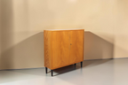 Vintage Space Hellerau Mid-Century Schrank aus Holz mit symmetrischer Maserung und schwarzen konischen Füßen