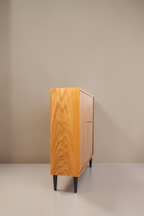 Vintage Space Hellerau Mid-Century Schrank aus Holz mit markanter Maserung und schwarzen konischen Füßen