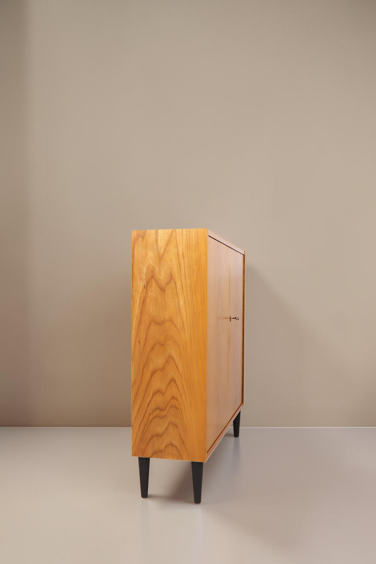Vintage Space Hellerau Mid-Century Schrank aus Holz mit markanter Maserung und schwarzen konischen Füßen