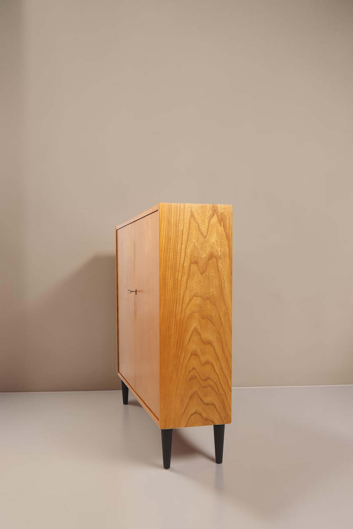 Vintage Space Hellerau Mid Century Schrank aus Holz mit markanter Maserung und schwarzen konischen Füßen