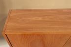 Vintage Space Hellerau Mid Century Schrank mit markanter symmetrischer Holzmaserung auf der Oberseite