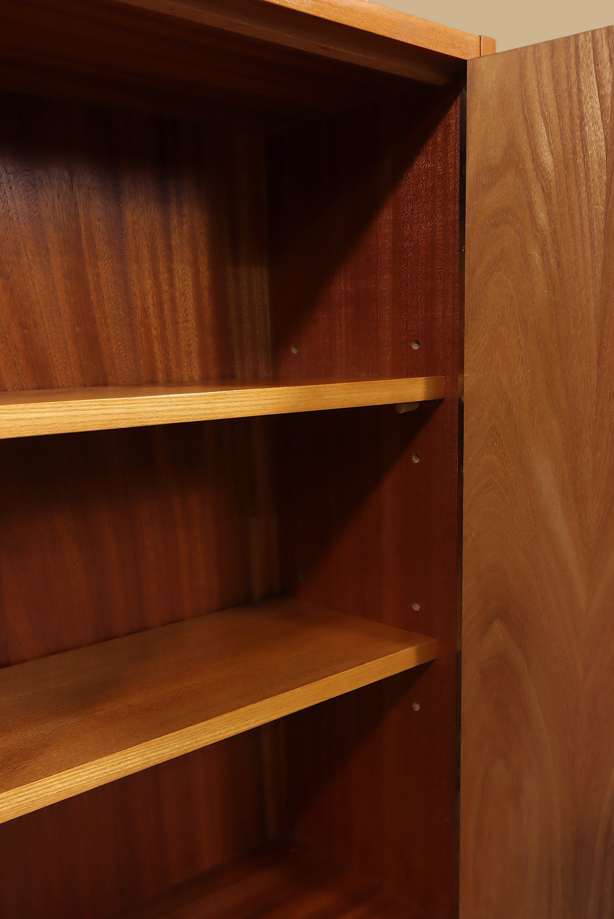 Vintage Space Hellerau Mid Century Schrank mit offener Tür und höhenverstellbaren Einlegeböden aus Holz