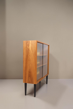 Vintage Space Hellerau Vitrine aus Holz mit Glasschiebetüren und senfgelber Rückwand im Mid-Century-Design