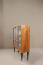 Vintage Space Hellerau Mid Century Vitrine mit Glasschiebetüren und senfgelber Rückwand in Seitenansicht